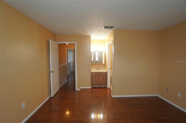 10049 LAKE OAK CIRCLE, Tampa, FL 33624