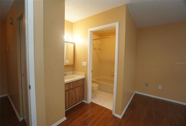 10049 LAKE OAK CIRCLE, Tampa, FL 33624