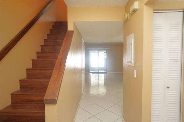 10049 LAKE OAK CIRCLE, Tampa, FL 33624