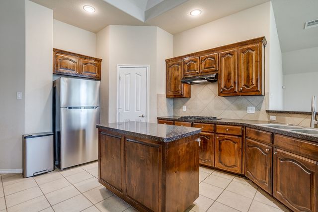 6 Beechcreek Drive, Edgecliff Village, TX 76134
