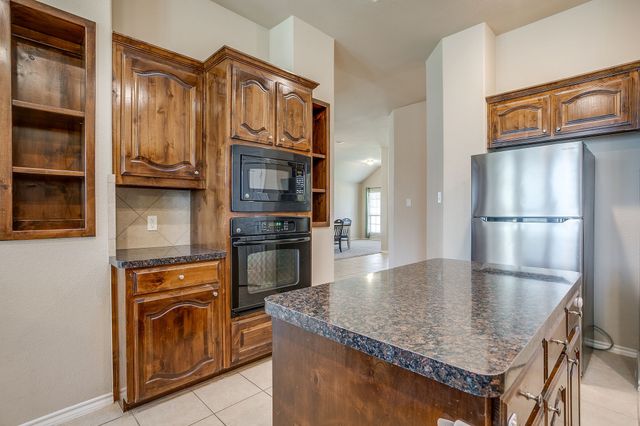 6 Beechcreek Drive, Edgecliff Village, TX 76134
