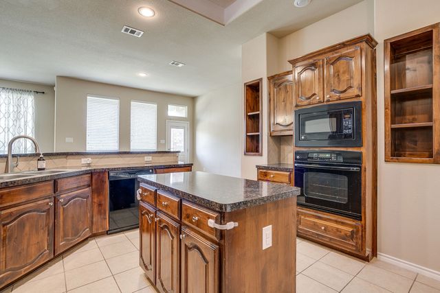 6 Beechcreek Drive, Edgecliff Village, TX 76134