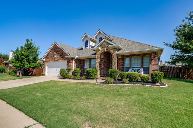 6 Beechcreek Drive, Edgecliff Village, TX 76134