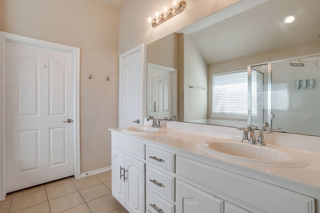 6 Beechcreek Drive, Edgecliff Village, TX 76134