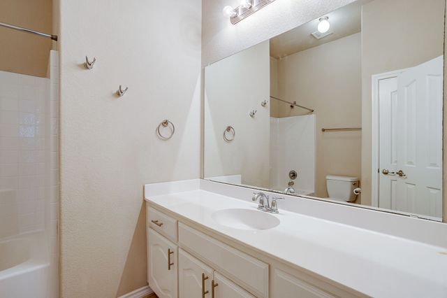 6 Beechcreek Drive, Edgecliff Village, TX 76134