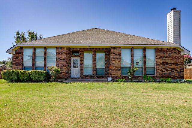 6 Beechcreek Drive, Edgecliff Village, TX 76134