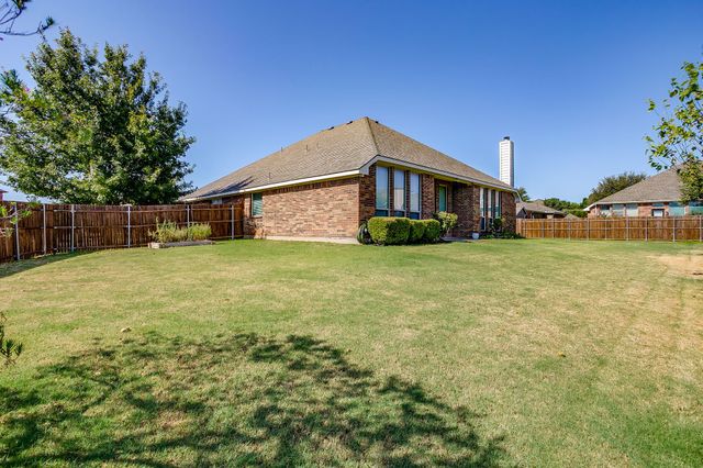 6 Beechcreek Drive, Edgecliff Village, TX 76134