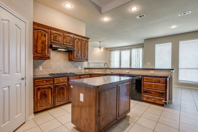 6 Beechcreek Drive, Edgecliff Village, TX 76134