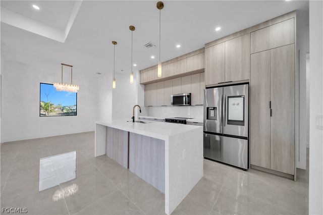 609 NE 11th TER, Cape Coral, FL 33909