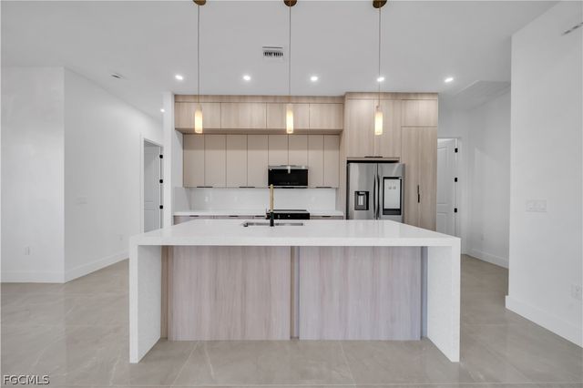 609 NE 11th TER, Cape Coral, FL 33909