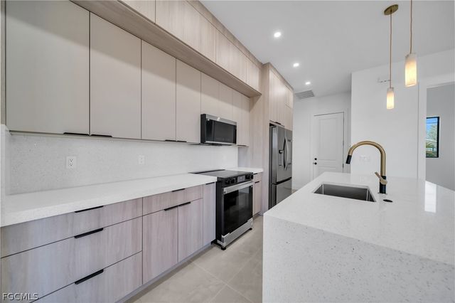 609 NE 11th TER, Cape Coral, FL 33909