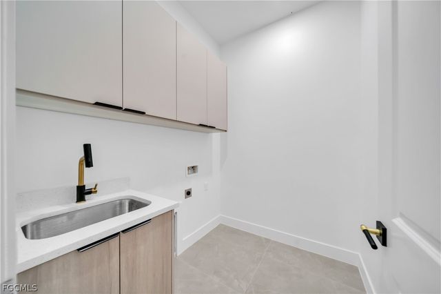 609 NE 11th TER, Cape Coral, FL 33909