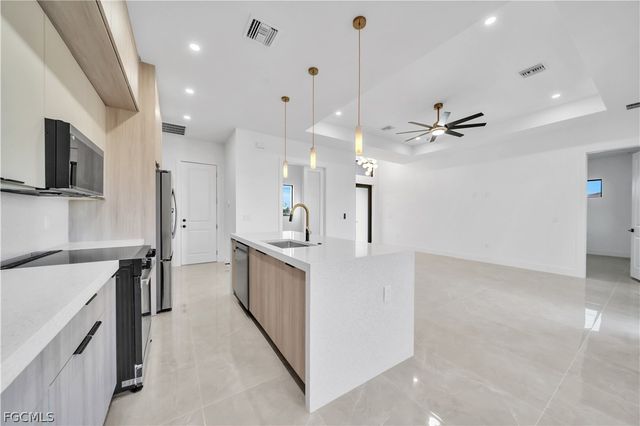 609 NE 11th TER, Cape Coral, FL 33909