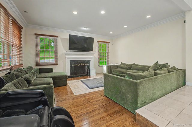 12 Chauncey Place, Woodbury, NY 11797