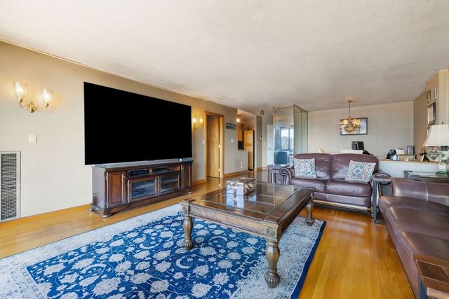 566 Commonwealth 708, Boston, MA 02215