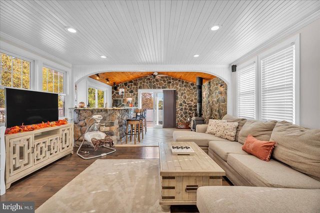 33 RAILROAD AVE, Bellmawr, NJ 08031