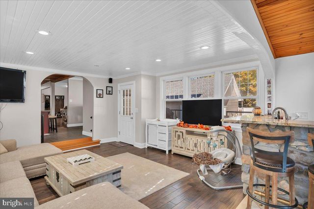 33 RAILROAD AVE, Bellmawr, NJ 08031