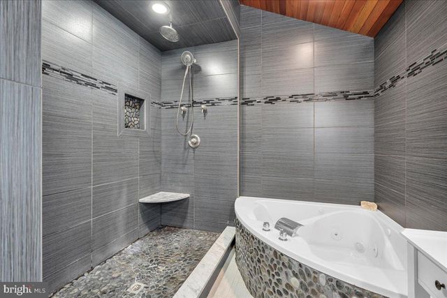 33 RAILROAD AVE, Bellmawr, NJ 08031