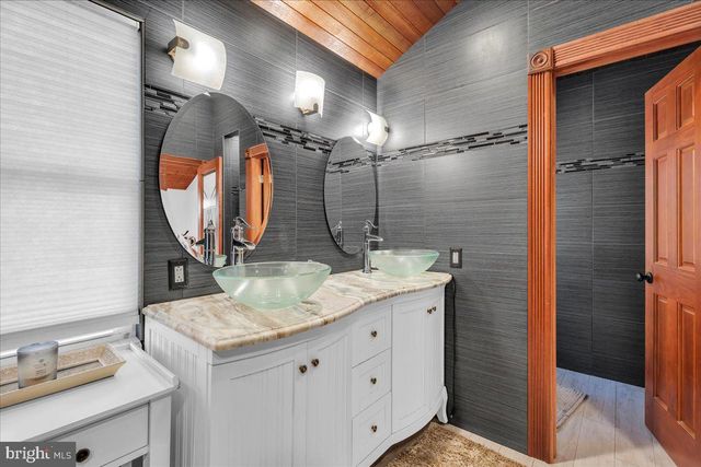 33 RAILROAD AVE, Bellmawr, NJ 08031