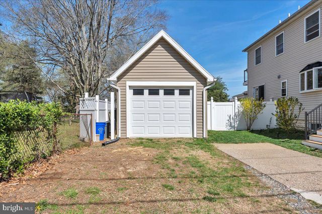 33 RAILROAD AVE, Bellmawr, NJ 08031