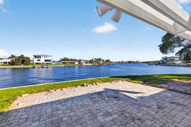 1276 37TH AVENUE NE, St Petersburg, FL 33704
