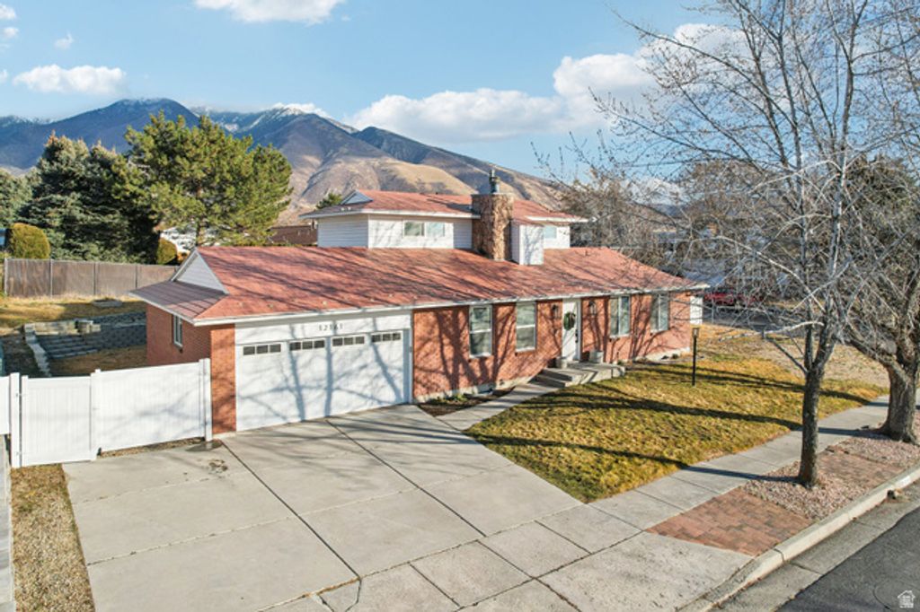 12161 S SPRING RIDGE CIR, Sandy, UT 84094