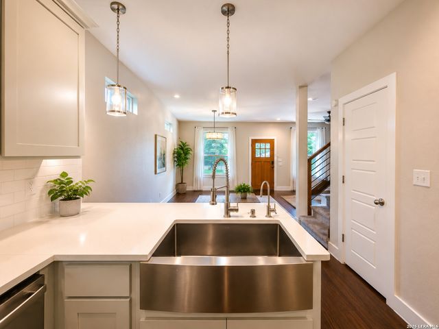 623 Saint Charles, San Antonio, TX 78202
