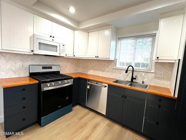2002 Calle La Sombra 1, Simi Valley, CA 93063