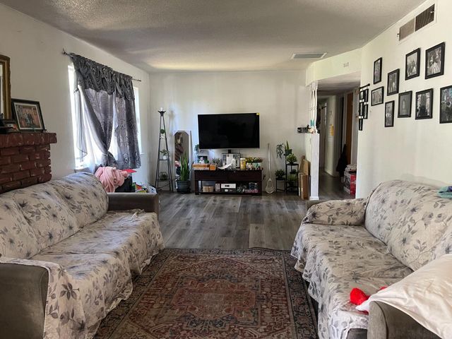 1428 S Sierra Vista Avenue, Fresno, CA 92702