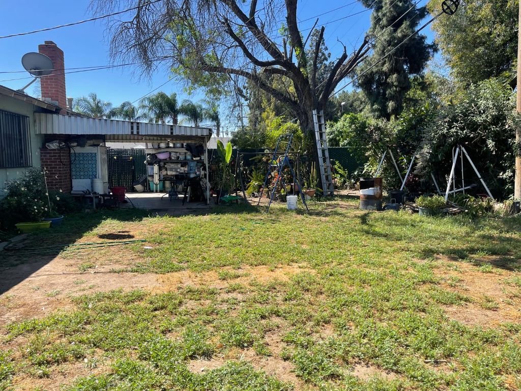 Image 11 of property listing at 1428 S Sierra Vista Avenue, Fresno, CA 92702
