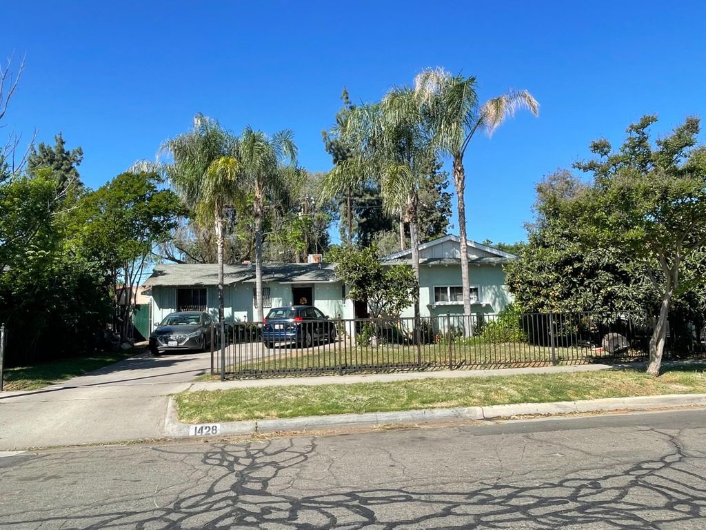 Image 2 of property listing at 1428 S Sierra Vista Avenue, Fresno, CA 92702