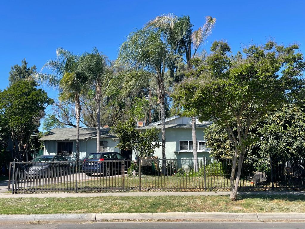 Image 3 of property listing at 1428 S Sierra Vista Avenue, Fresno, CA 92702