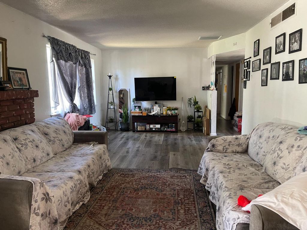 Image 5 of property listing at 1428 S Sierra Vista Avenue, Fresno, CA 92702
