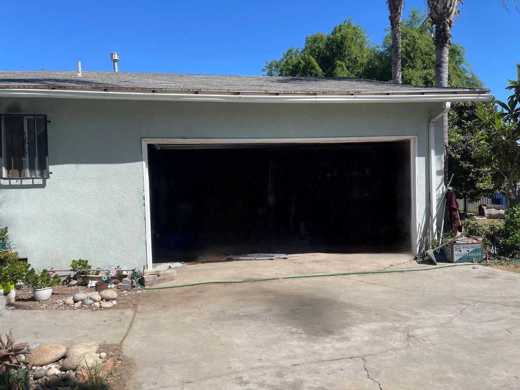 Image 9 of property listing at 1428 S Sierra Vista Avenue, Fresno, CA 92702
