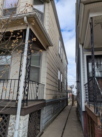 2440 W Warner Avenue, Chicago, IL 60618