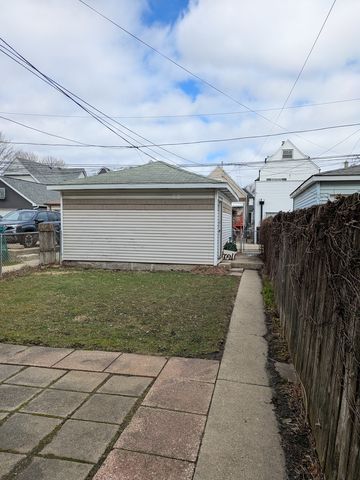 2440 W Warner Avenue, Chicago, IL 60618