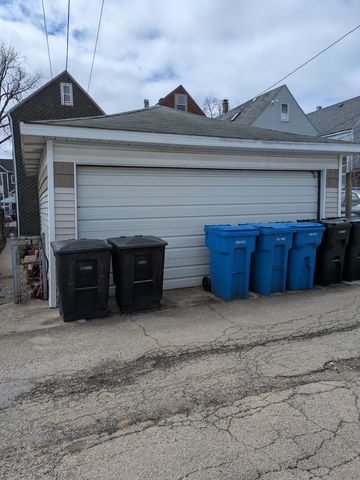 2440 W Warner Avenue, Chicago, IL 60618