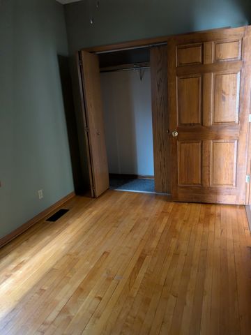 2440 W Warner Avenue, Chicago, IL 60618