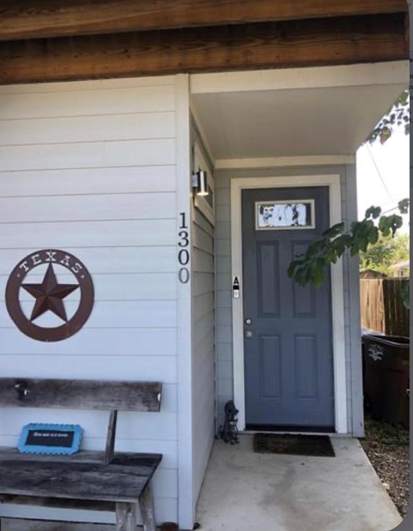 1300 Hausman DR A, Lockhart, TX 78644