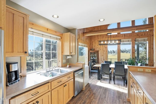8848 Cliff Swallow Drive, Redmond, OR 97756