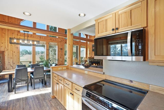 8848 Cliff Swallow Drive, Redmond, OR 97756