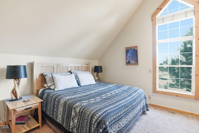 8848 Cliff Swallow Drive, Redmond, OR 97756