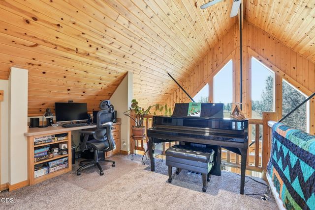 8848 Cliff Swallow Drive, Redmond, OR 97756