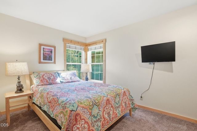 8848 Cliff Swallow Drive, Redmond, OR 97756