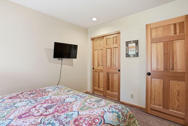 8848 Cliff Swallow Drive, Redmond, OR 97756