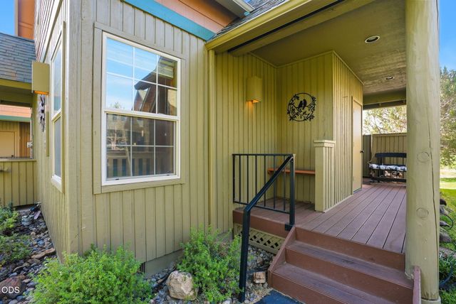 8848 Cliff Swallow Drive, Redmond, OR 97756
