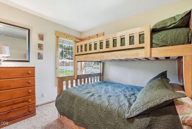 8848 Cliff Swallow Drive, Redmond, OR 97756