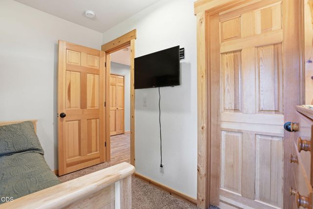 8848 Cliff Swallow Drive, Redmond, OR 97756