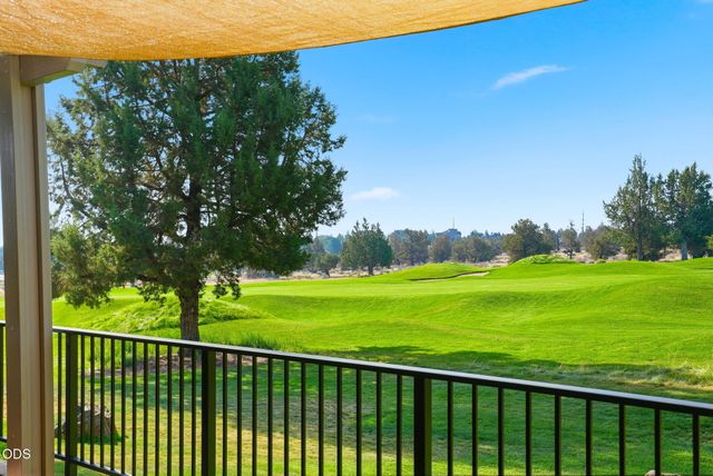 8848 Cliff Swallow Drive, Redmond, OR 97756
