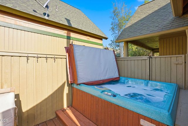 8848 Cliff Swallow Drive, Redmond, OR 97756